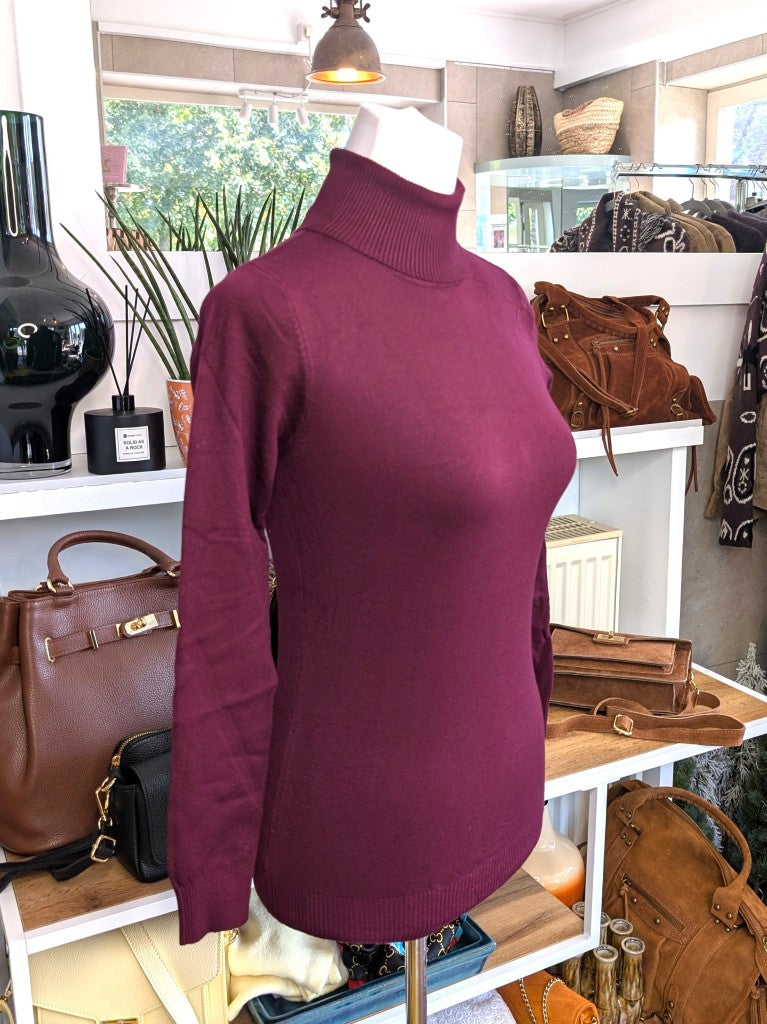 Elegantes schmales Rollkragen-Shirt aus weicher elastischer Viskosemischung in Burgund Rot. Perfekter moderner Basis-Layer Look unter Blusen Cardigans Blazern.