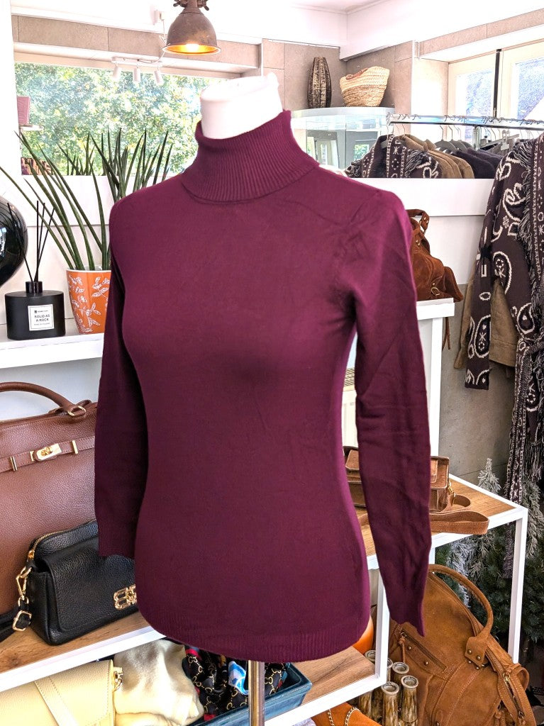 Elegantes schmales Rollkragen-Shirt aus weicher elastischer Viskosemischung in Burgund Rot. Perfekter moderner Basis-Layer Look unter Blusen Cardigans Blazern.