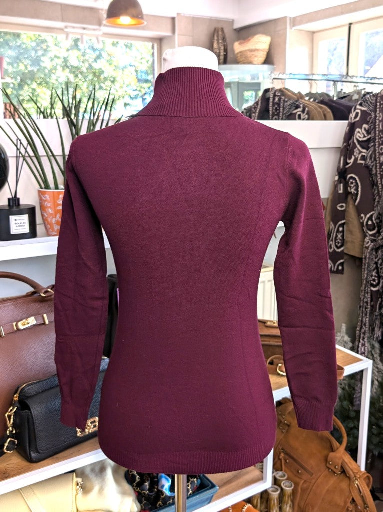 Elegantes schmales Rollkragen-Shirt aus weicher elastischer Viskosemischung in Burgund Rot. Perfekter moderner Basis-Layer Look unter Blusen Cardigans Blazern.