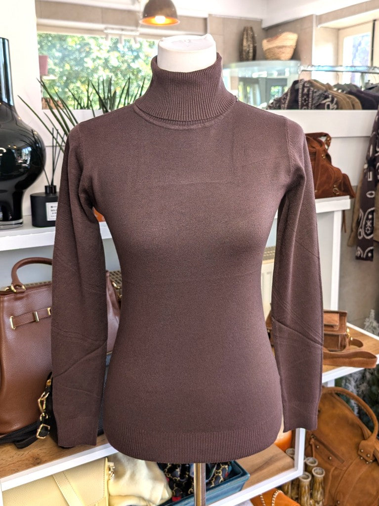 Elegantes schmales Rollkragen-Shirt aus weicher elastischer Viskosemischung in Coffee Braun. Perfekter moderner Basis-Layer Look unter Blusen Cardigans Blazern.