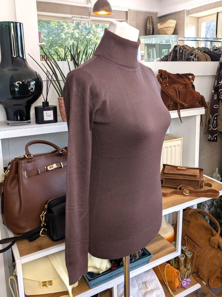 Elegantes schmales Rollkragen-Shirt aus weicher elastischer Viskosemischung in Coffee Braun. Perfekter moderner Basis-Layer Look unter Blusen Cardigans Blazern.