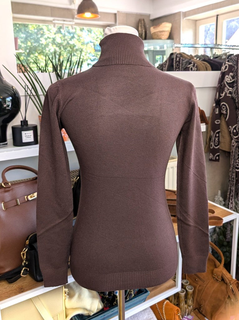 Elegantes schmales Rollkragen-Shirt aus weicher elastischer Viskosemischung in Coffee Braun. Perfekter moderner Basis-Layer Look unter Blusen Cardigans Blazern.