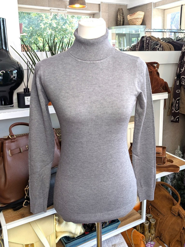 Elegantes schmales Rollkragen-Shirt aus weicher elastischer Viskosemischung in Grau. Perfekter Basis-Layer unter Blusen Cardigans Blazern für modernen Look
