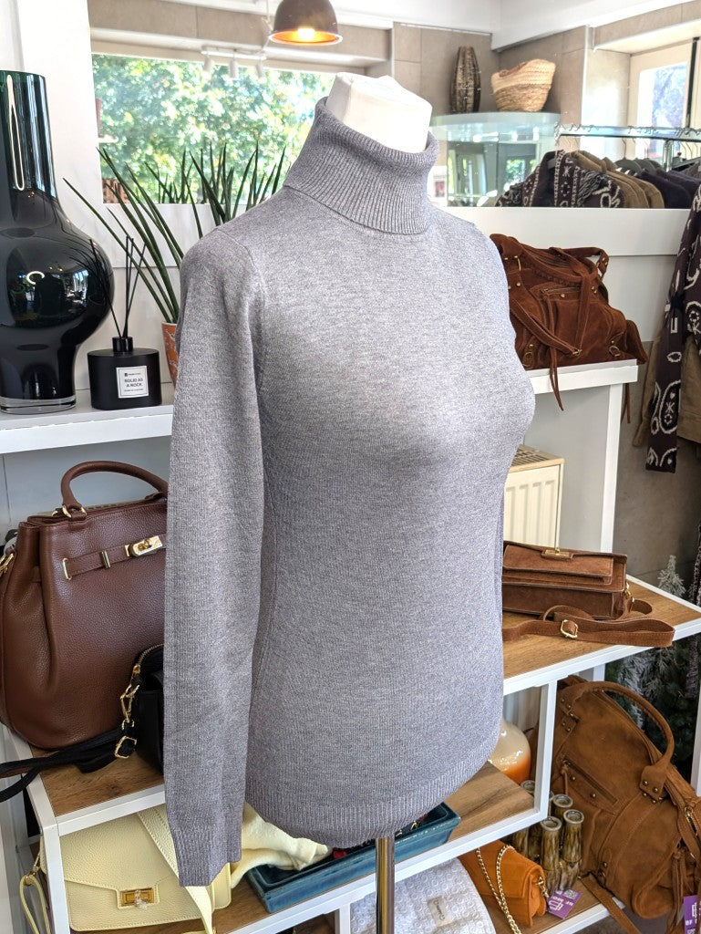 Elegantes schmales Rollkragen-Shirt aus weicher elastischer Viskosemischung in Grau. Perfekter Basis-Layer unter Blusen Cardigans Blazern für modernen Look