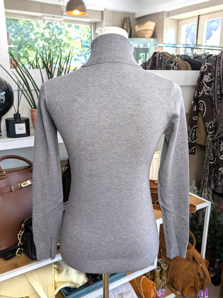 Elegantes schmales Rollkragen-Shirt aus weicher elastischer Viskosemischung in Grau. Perfekter Basis-Layer unter Blusen Cardigans Blazern für modernen Look