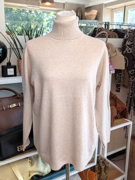 Elegantes Rollkragen-Shirt aus weicher Viskosemischung in Beige. Perfekt als Basis-Layer unter Blusen Cardigans Blazern – für durchdachten, modernen Look