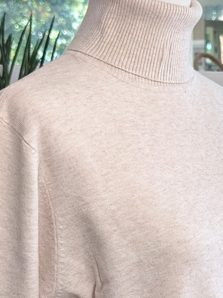 Elegantes Rollkragen-Shirt aus weicher Viskosemischung in Beige. Perfekt als Basis-Layer unter Blusen Cardigans Blazern – für durchdachten, modernen Look