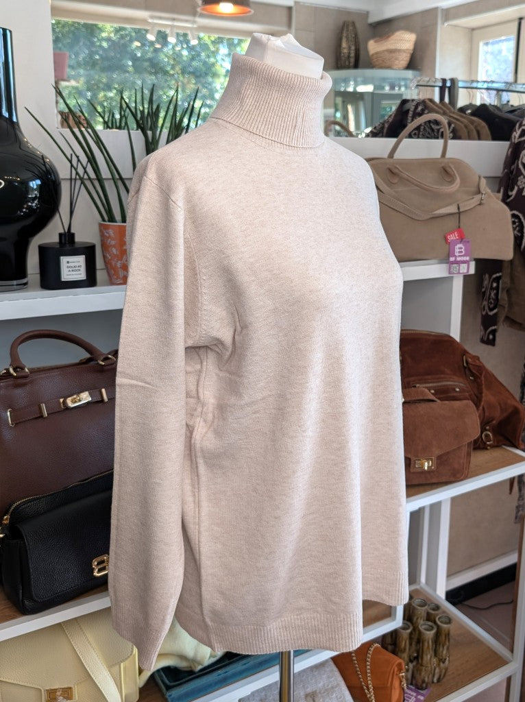Elegantes Rollkragen-Shirt aus weicher Viskosemischung in Beige. Perfekt als Basis-Layer unter Blusen Cardigans Blazern – für durchdachten, modernen Look