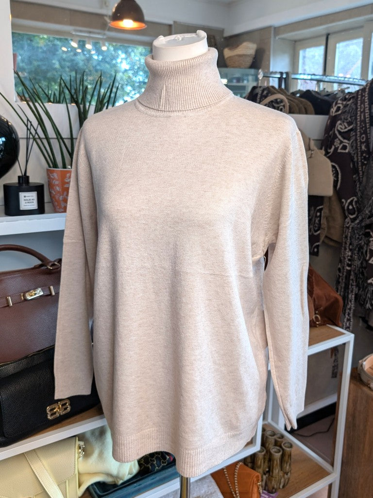 Elegantes Rollkragen-Shirt aus weicher Viskosemischung in Beige. Perfekt als Basis-Layer unter Blusen Cardigans Blazern – für durchdachten, modernen Look