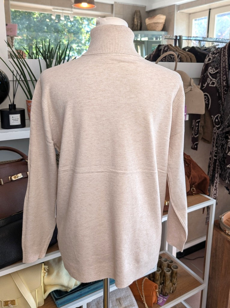 Elegantes Rollkragen-Shirt aus weicher Viskosemischung in Beige. Perfekt als Basis-Layer unter Blusen Cardigans Blazern – für durchdachten, modernen Look