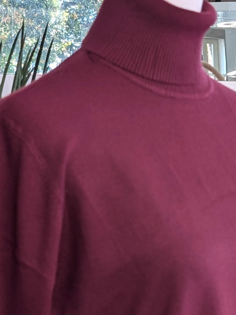 Elegantes Rollkragen-Shirt aus weicher Viskosemischung Burgund Bordeaux Rot. Perfekter Basis-Layer für Blusen Cardigans Blazer – für durchdachten, modernen Look