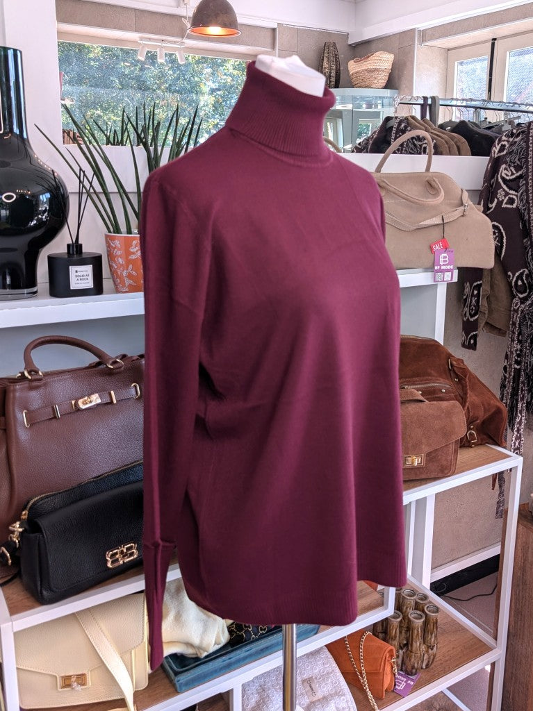 Elegantes Rollkragen-Shirt aus weicher Viskosemischung Burgund Bordeaux Rot. Perfekter Basis-Layer für Blusen Cardigans Blazer – für durchdachten, modernen Look