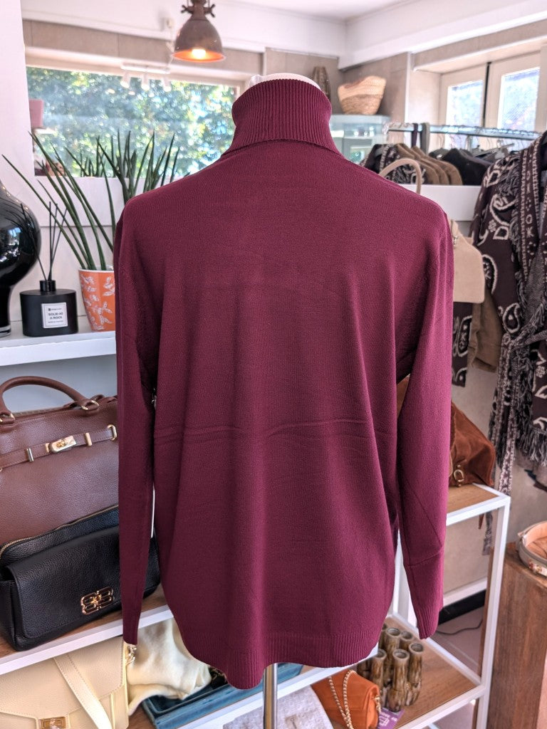 Elegantes Rollkragen-Shirt aus weicher Viskosemischung Burgund Bordeaux Rot. Perfekter Basis-Layer für Blusen Cardigans Blazer – für durchdachten, modernen Look