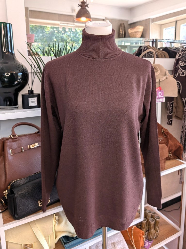 Elegantes Rollkragen-Shirt aus weicher Viskosemischung in Coffee-Braun. Perfekt als Basis-Layer unter Blusen Cardigans Blazern – für durchdachten, modernen Look