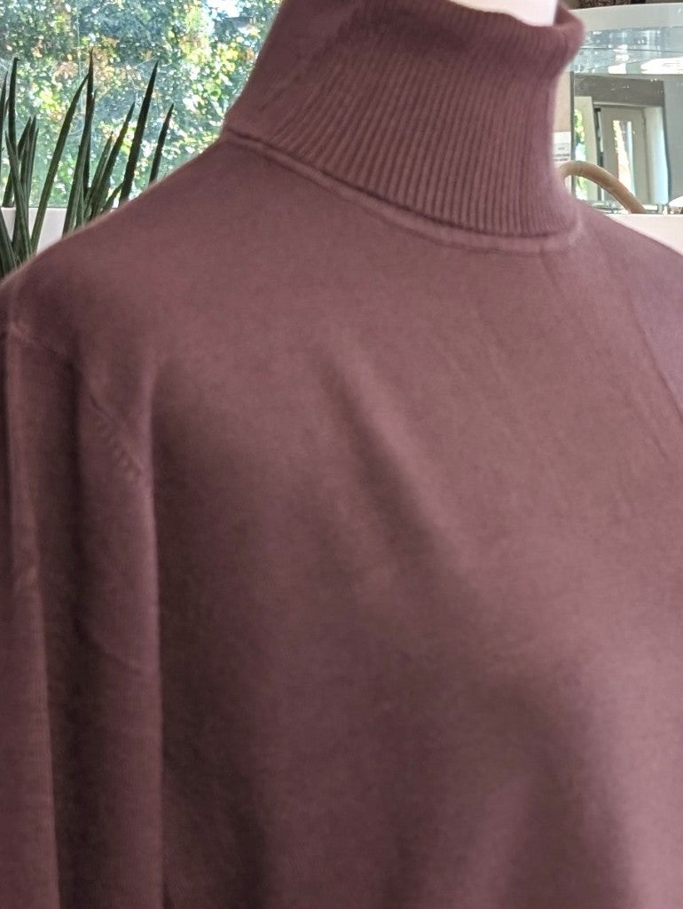 Elegantes Rollkragen-Shirt aus weicher Viskosemischung in Coffee-Braun. Perfekt als Basis-Layer unter Blusen Cardigans Blazern – für durchdachten, modernen Look