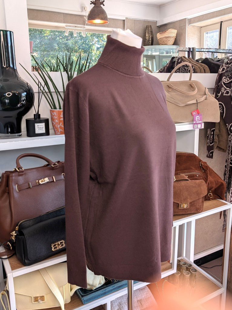 Elegantes Rollkragen-Shirt aus weicher Viskosemischung in Coffee-Braun. Perfekt als Basis-Layer unter Blusen Cardigans Blazern – für durchdachten, modernen Look