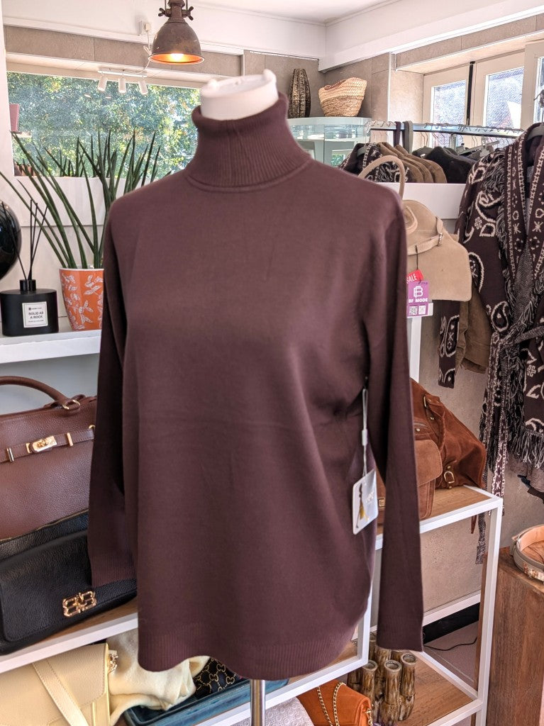 Elegantes Rollkragen-Shirt aus weicher Viskosemischung in Coffee-Braun. Perfekt als Basis-Layer unter Blusen Cardigans Blazern – für durchdachten, modernen Look