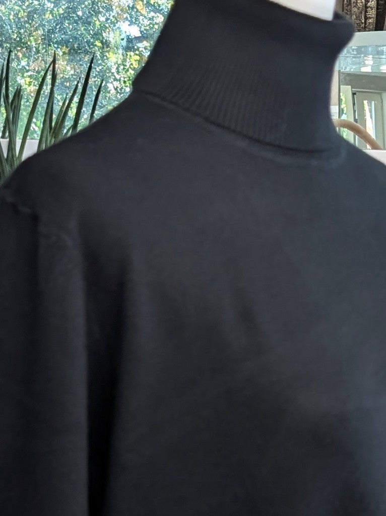 Elegantes Rollkragen-Shirt aus weicher Viskosemischung in Schwarz. Perfekt als Basis-Layer unter Blusen Cardigans Blazern – für durchdachten, modernen Look