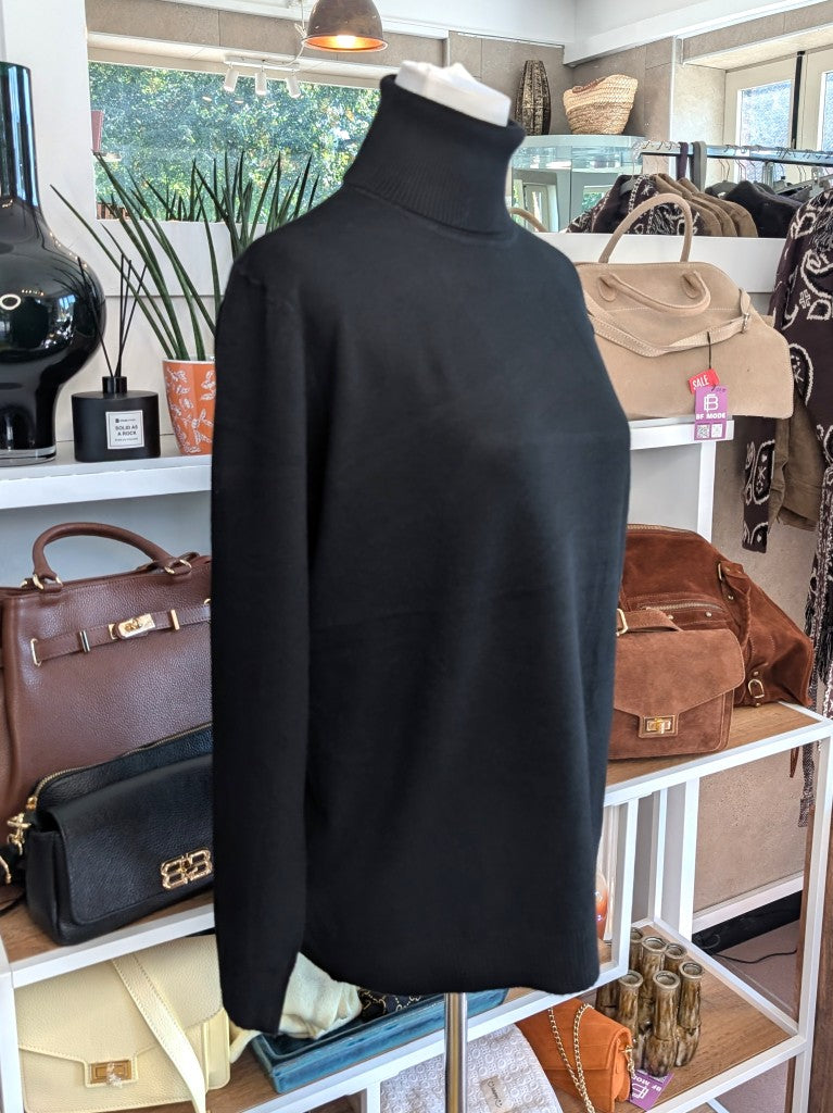 Elegantes Rollkragen-Shirt aus weicher Viskosemischung in Schwarz. Perfekt als Basis-Layer unter Blusen Cardigans Blazern – für durchdachten, modernen Look