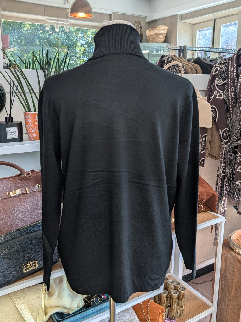 Elegantes Rollkragen-Shirt aus weicher Viskosemischung in Schwarz. Perfekt als Basis-Layer unter Blusen Cardigans Blazern – für durchdachten, modernen Look