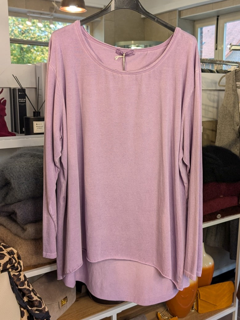 Das langärmlige Shirt in trendigem VoKuHiLa-Schnitt begeistert mit seinem sanften Lilafarbton in Flieder - die asymmetrische Länge sorgt für einen modernen Look!