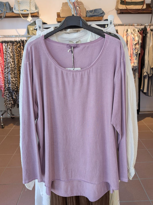 Dieses Shirt in zartem Lila-Flieder-Ton verbindet trendiges Design mit angenehmem Tragekomfort - setze modische stilvolle Akzente!