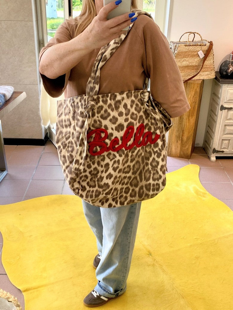 Die Shopping Bag Bella (rot) von LUMINA kombiniert Funktionalität und Stil. Einzigartiger Look durch Leo Muster Beige Braun - Must-Have für den Shopping-Ausflug!