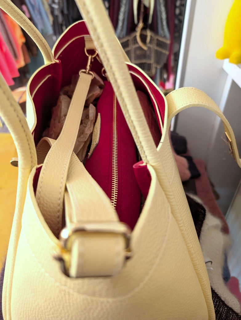 Wunderschöne Shopping Bag aus weichem Leder Cross-Body tragbar mit Schulterriemen Butter Yellow Rot Gold im Marlon Firenze Large Tote Bag Venezia Stil - Must-Have!