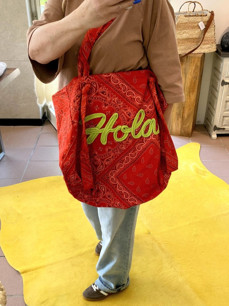Shopping Bag "Hola" von LUMINA kombiniert Funktionalität und Stil in Paisley Muster Orange Rot mit Schriftzug "Hola" in Neon Gelb Grün - perfekt für's Shopping!