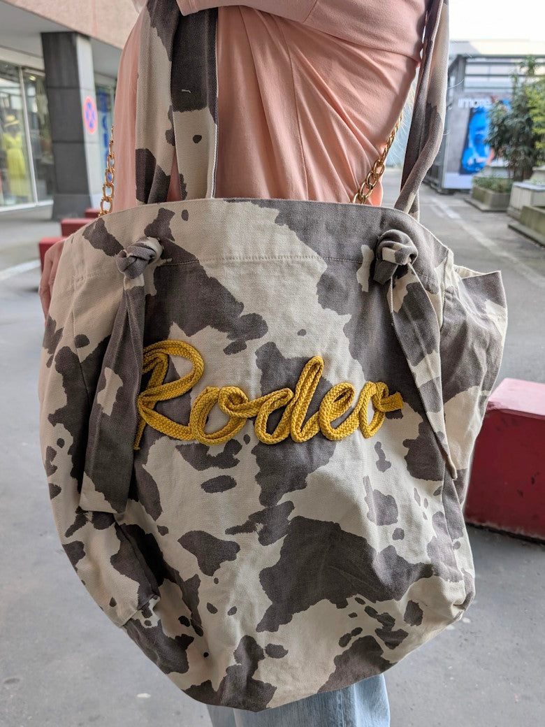 Die Shopping Bag Rodeo von LUMINA kombiniert Funktionalität und Stil. Einzigartiger Look durch Kuhfell-Detail - Must-Have für jeden Shopping-Ausflug!