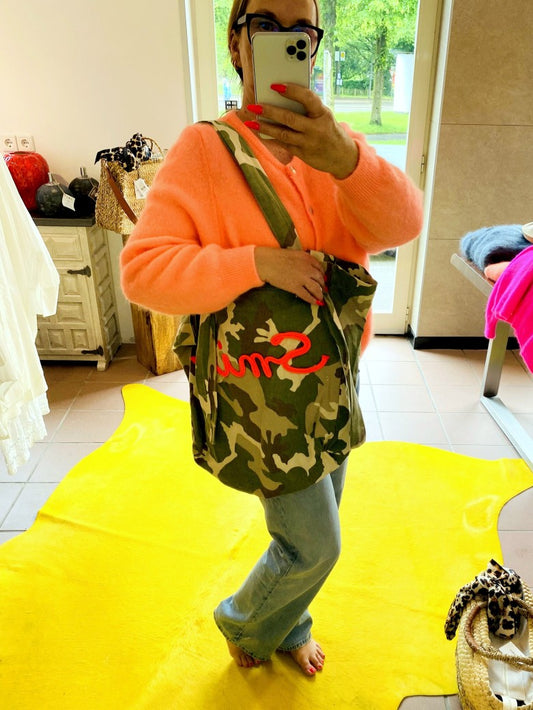 Die Shopping Bag Smile (Neon Orange) von LUMINA kombiniert Funktionalität und Stil. Einzigartiger Look durch Camouflage Stil - Must-Have für den Shopping-Ausflug!