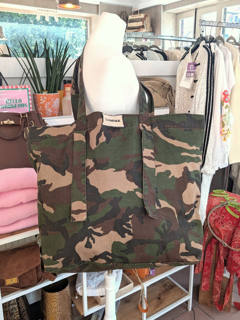 Vielseitige Strandtasche im angesagten Camouflage-Design aus Khaki Braun Beige Schwarz und großzügigen Maßen von 58x44cm - für Strand, Shopping und Alltag.