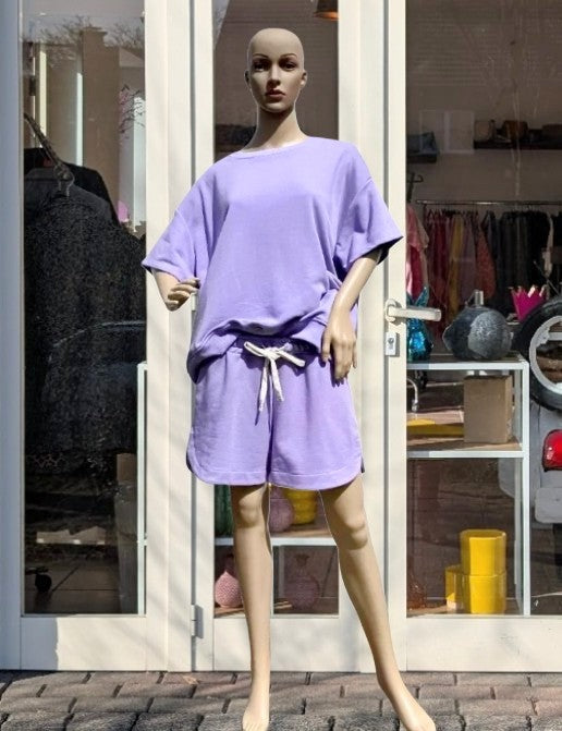 Genießen Sie den luftigen Tragekomfort und den stylischen fliederfarbenen Look. Eine ideale Wahl für entspannte Freizeitaktivitäten. Aus Baumwolle - von MOOIJ