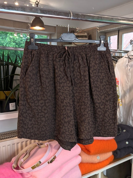 Entdecken Sie unsere stylische luftige Mousselin-Shorts im angesagten Leo-Muster in Coffee Braun und Braun – ein Must-Have für modebewusste Frauen.
