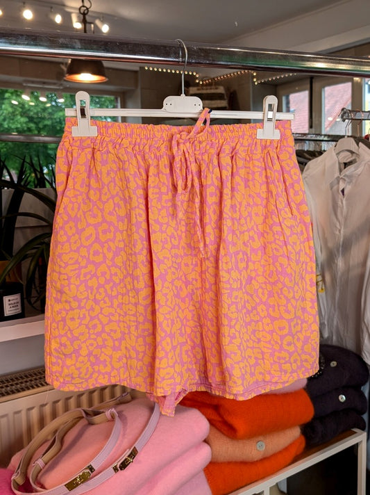 Entdecken Sie unsere stylische luftige Mousselin-Shorts im angesagten Leo-Muster in Rosa Pink Gelb – ein Must-Have für modebewusste Frauen.