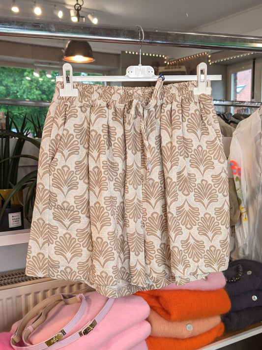 Entdecken Sie unsere stylische luftige Mousselin-Shorts im angesagten Paisley-Muster in Beige  und Taupe – ein Must-Have für modebewusste Frauen.