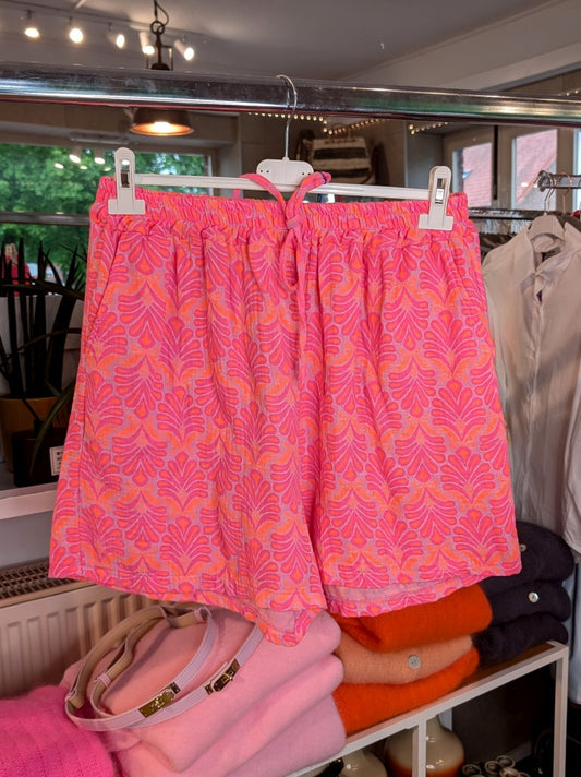 Entdecken Sie unsere stylische luftige Mousselin-Shorts im angesagten Paisley-Muster in Neon Pink Orange Flieder – ein Must-Have für modebewusste Frauen.