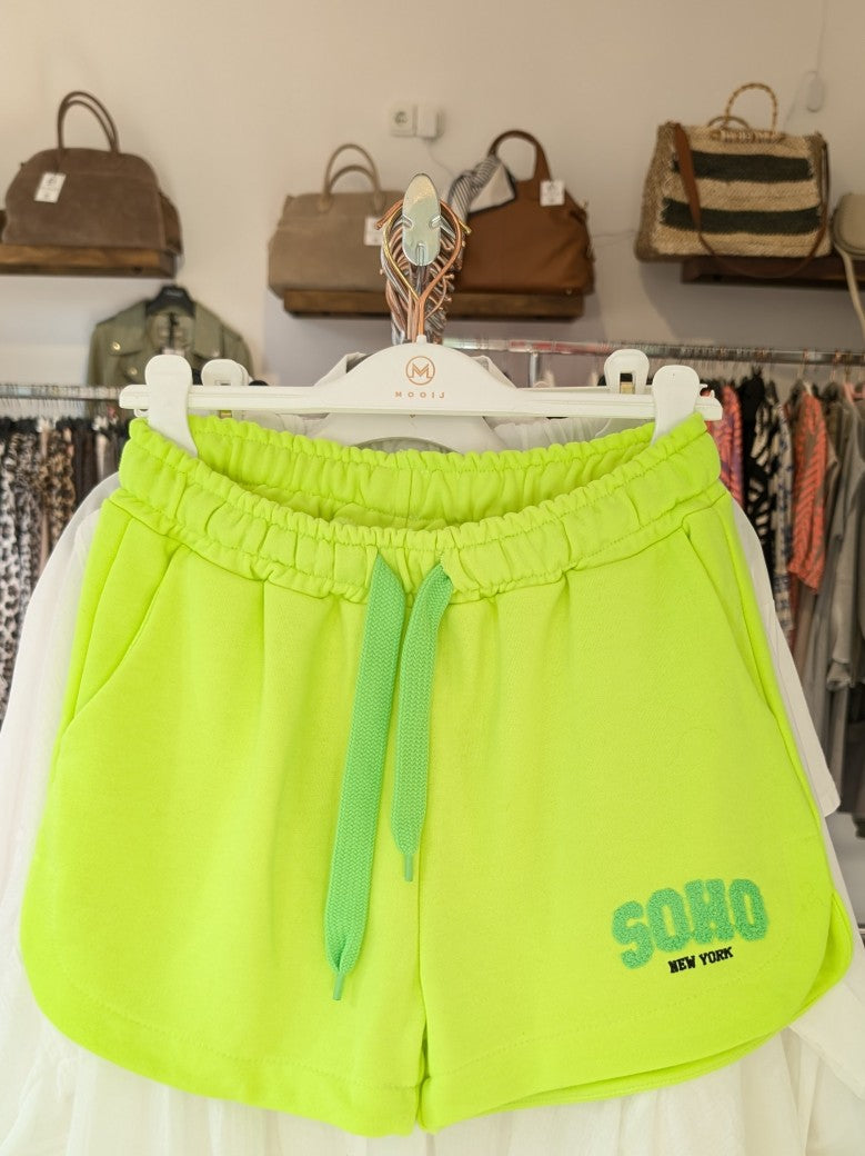 Entdecke den perfekten Sommerlook mit unser "SOHO" Shorts in Neon Gelb und Neon Grün aus bequemem Sweatshirtstoff. Ideal und auffallend für heiße Tage!