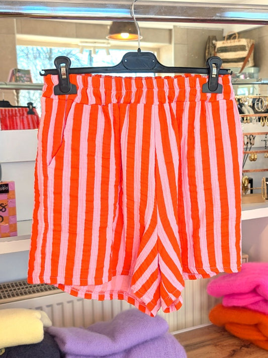 Bequeme Shorts aus zartem Mousselin mit zeitlosem Streifendesign in Rosa Orange. Ideal für entspannte Tage, Strand und Freizeit –  für die warme Jahreszeit.