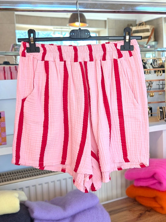 Bequeme Shorts aus zartem Mousselin mit zeitlosem Streifendesign in Rosa Rot. Ideal für entspannte Tage, Strand und Freizeit –  für die warme Jahreszeit.