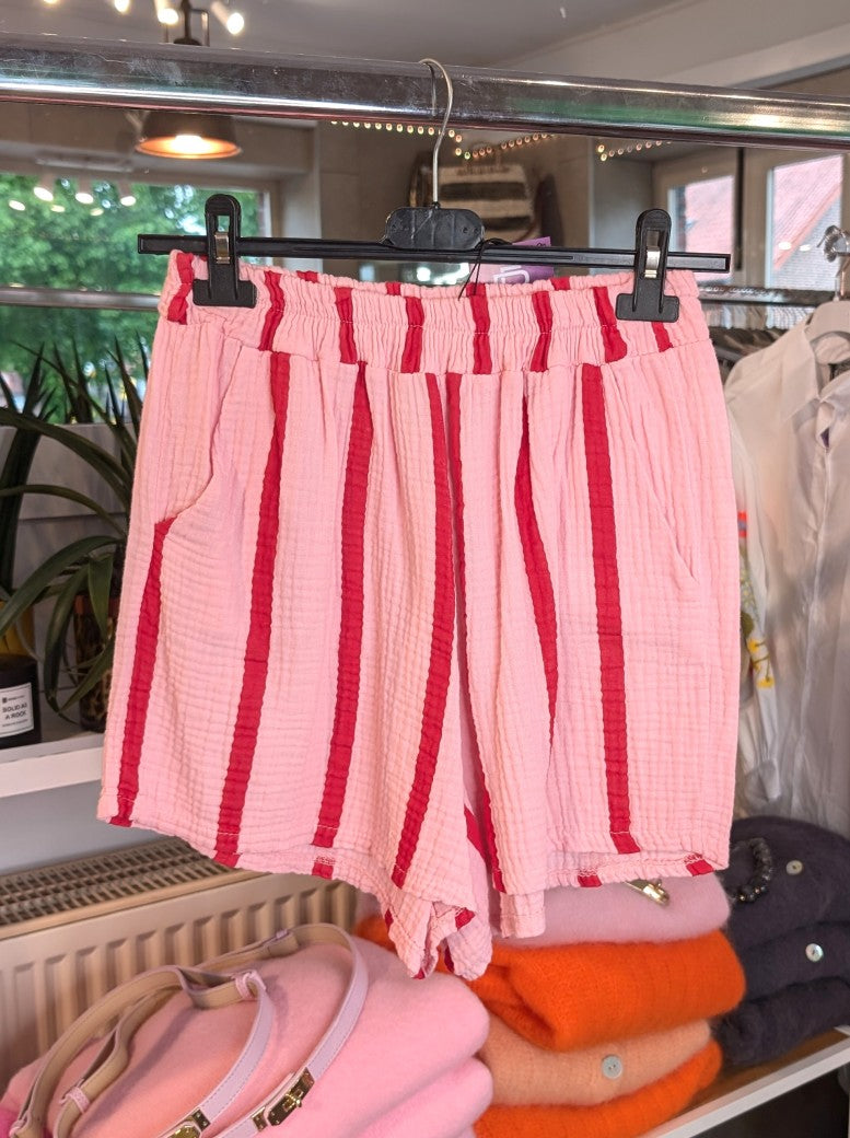 Bequeme Shorts aus zartem Mousselin mit zeitlosem Streifendesign in Rosa Rot. Ideal für entspannte Tage, Strand und Freizeit –  für die warme Jahreszeit.