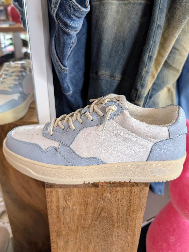 Erlebe den Stil und Komfort unseres weiß hellblauen Sneakers im Autry Stil aus echtem Leder. Worauf wartest Du noch? Hol Dir Deinen neuen Lieblingssneaker!