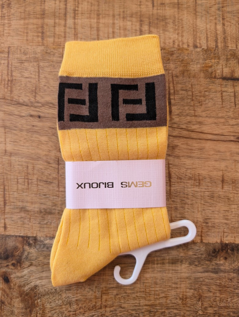 Erlebe unvergleichlichen Komfort mit den Fendi Stil Socken in Gelb mit Braun Schwarz aus Baumwolle mit perfekter Fußanpassung. Überzeuge Dich von Qualität & Stil!