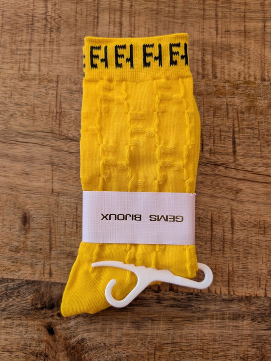 Erlebe unvergleichlichen Komfort mit unseren Fendi Stil Socken in Gelb mit Schwarz aus Baumwolle mit perfekter Fußanpassung. Überzeuge Dich von Qualität & Stil!