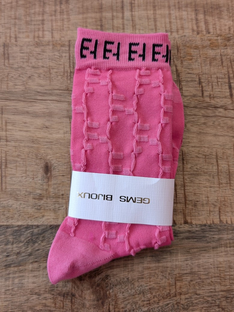Erlebe unvergleichlichen Komfort mit unseren Fendi Stil Socken in Pink mit Schwarz aus Baumwolle mit perfekter Fußanpassung. Überzeuge Dich von Qualität & Stil!