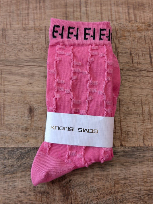 Erlebe unvergleichlichen Komfort mit unseren Fendi Stil Socken in Pink mit Schwarz aus Baumwolle mit perfekter Fußanpassung. Überzeuge Dich von Qualität & Stil!