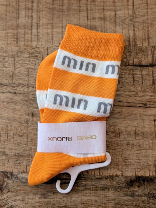 Erlebe unvergleichlichen Komfort mit unseren Miu Miu Style Socken in Orange mit Weiß und Silbergrau aus Baumwolle mit perfekter Fußanpassung. Überzeuge Dich von Qualität & Stil!