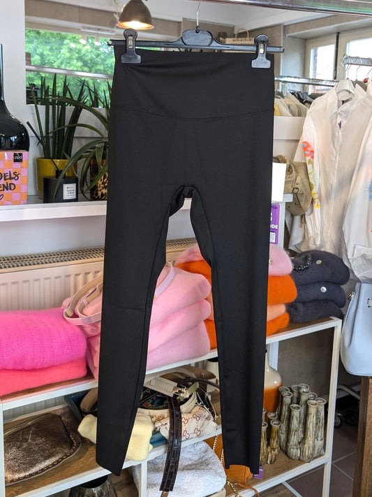 Hochwertige Sport Leggings in Schwarz für maximale Bewegungsfreiheit und Komfort. Passt sich der Figur an und eignet sich perfekt für Training, Yoga oder Alltag!