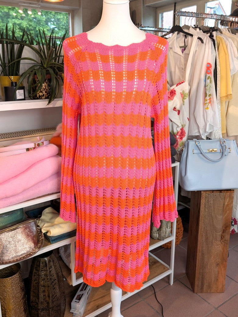Dass gestreifte Midi Strickkleid in lebendigem Orange Pink aus hochwertiger Baumwolle bietet angenehmen Tragekomfort - perfekt für einen farbenfrohen Auftritt!