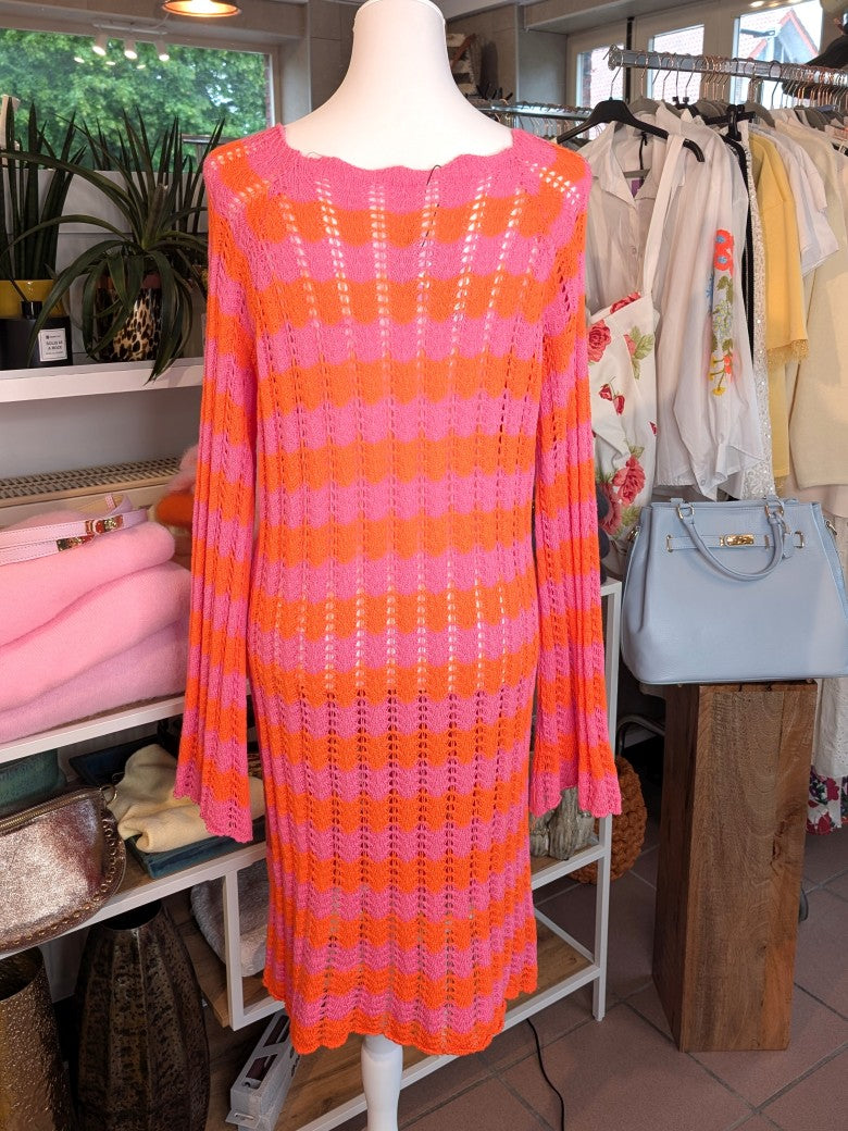 Dass gestreifte Midi Strickkleid in lebendigem Orange Pink aus hochwertiger Baumwolle bietet angenehmen Tragekomfort - perfekt für einen farbenfrohen Auftritt!